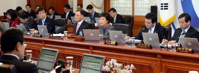President Park Geun-hye presides over her first Cabinet meeting at Cheong Wa Dae on Monday.  Chung Hee-cho/ The Korea Herald