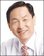 김상곤(교육공무원/전교수)
경기도교육청(교육감 김상곤·사진)은 중도입국자녀 및 외국인근로자 가정 자녀의 공교육 진입 일괄지원 서비스 지원을 위하여, ‘다문화 예비학교’를 지난 해 초등 5교에서 올해 13교(초 10교, 중 2교, 고 1교)로 확대했다고 11일 밝혔다.