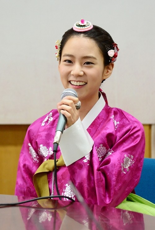 한승연(가수/탤런트/카라)
한승연은 11일 오후 2시 30분 경기도 일산 SBS 드라마 제작센터에서 열린 새 월화드라마 ‘장옥정,사랑에 살다’(이하 ‘장옥정’, 극본 최정미, 연출 부성철)의 기자간담회에서 “첫 사극 도전이라 굉장히 부담된다”고 말했다.