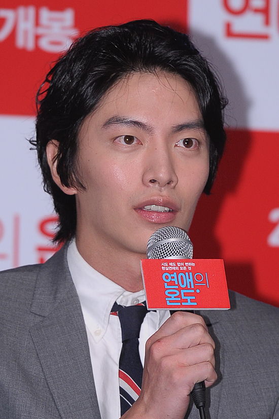 이민기(탤런트/영화배우)
이민기는 3월 11일 오후 서울 롯데시네마 건대입구에서 열린 영화 ‘연애의 온도’ (감독 노덕) 언론배급시사회에 참석해 "제가 고등학생 때 제일 좋아했던 연예인이 김민희 씨다"라고 밝혔다.