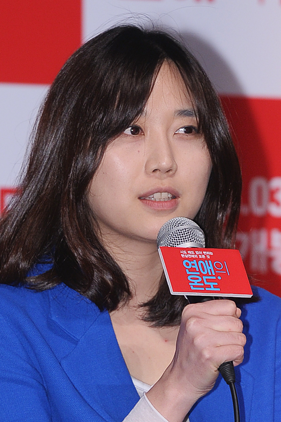 노덕(영화감독)
노덕 감독은 3월 11일 오후 서울 롯데시네마 건대입구에서 열린 ‘연애의 온도’ 언론배급시사회에 참석해 "다른 로맨스물과는 달리 남녀의 이별부터 시작하는 영화다. 헤어짐을 담담히 보여준다"라고 작품을 소개했다.