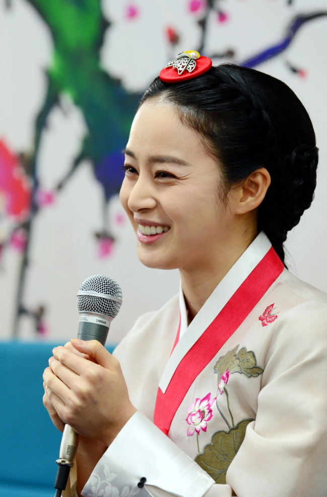 김태희(탤런트/영화배우)
배우 김태희(33)가 SBS 24부작 월화드라마 ‘장옥정’을 통해 데뷔 후 처음으로 안방극장 사극에 도전, 장희빈을 연기한다. 미천한 신분으로 태어나 왕비의 자리까지 올랐다가 비참한 말로를 맞은 장희빈(1659~1701)은 극적인 영욕의 삶 때문에 다양한 작품을 통해 재조명돼 왔다. 장희빈은 주로 표독스러운 악녀로 그려졌지만 연기력을 뽐내기에 매력적인 캐릭터여서 김지미, 남정임, 윤여정, 이미숙, 전인화, 김혜수 등 늘 당대 최고의 여배우들에게만 허락된 자리였다. 이번의 장희빈은 미녀 배우의 대명사 김태희의 차지였다.