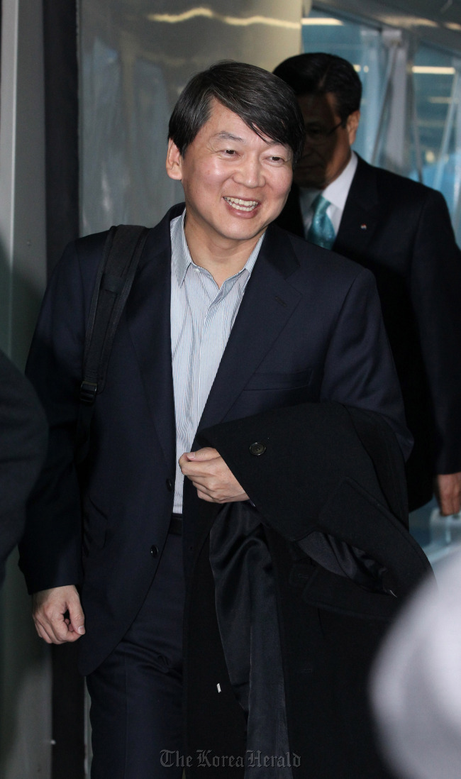안철수 전 교수가 80여일간의 미국 생활을 접고 11일 인천국제공항을 통해 귀국하고 있다.<br />김명섭 기자. msiron@heraldcorp.com 2013.03.11
Ahn Cheol-soo arrives at Incheon International Airport on Monday.
Kim Myung-sub/The Korea Herald