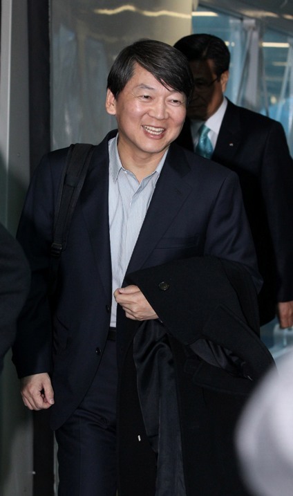 안철수(전기업인/전교수)
Ahn Cheol-soo waves at Incheon International Airport upon returning from the U.S. on Monday. Kim Myung-sub/The Korea Herald