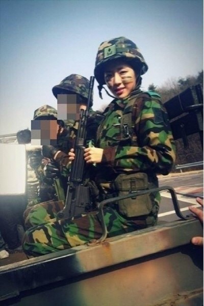 박한별(영화배우/탤런트)
가수 세븐의 군 입대 소식이 전해지면서 여자친구인 배우 박한별의 군복 사진이 새삼 주목받고 있다.