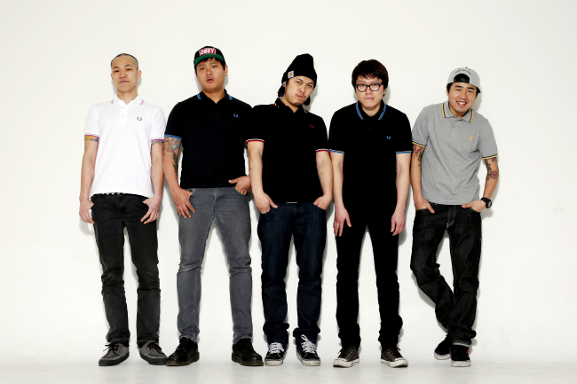 준다이(좌측부터/이준원/가수/레이지본),노진우(가수/영화감독/레이지본),임준규(가수/레이지본),김석년(가수/레이지본),안경순(가수/레이지본)
펑크밴드 레이지본이 8년 만에 원년 멤버로 돌아와 무대에 오른다.