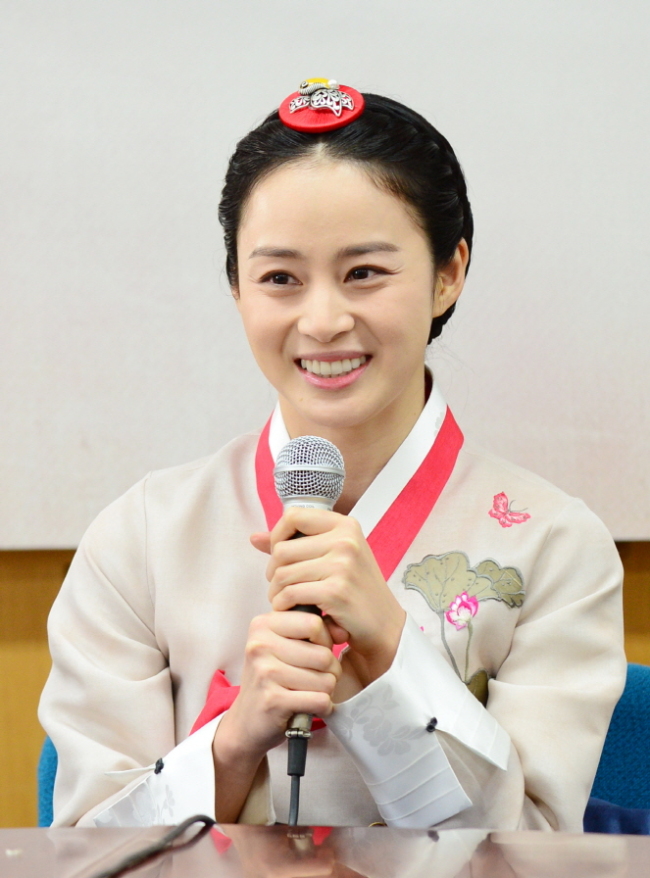 김태희(탤런트/영화배우)
배우 김태희(33)가 SBS 새 월화드라마 ‘장옥정’에서 장희빈 역할을 맡아 데뷔 후 첫 안방극장 사극에 도전한다.