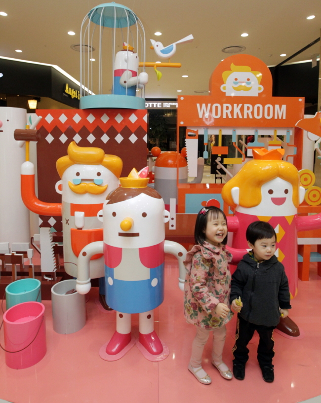 롯데몰 김포공항이 12일부터 고전 동화 피노키오를 재해석한 스토리존을 선보이면서 다양한 볼거리를 선사한다. 각 층마다 마련된 피노키오 스토리존은 목각인형 피노키오가 제페토 할아버지의 공방에서 생명을 얻는 모습과 학교에서 친구들과 어울리는 장면, 가족들과 함께 서커스를 즐기는 모습 등으로 구성됐다.  [사진제공=롯데몰 김포공항]