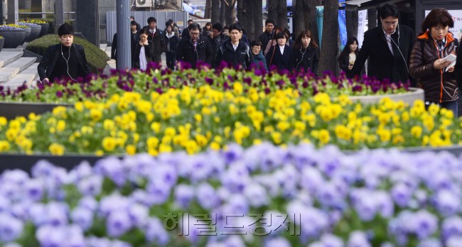 쌀쌀한 날씨를 보이는 12일 오전 서울 태평로의 한 빌딩앞에 전시된 봄꽃들이 출근을 서두르는 시민들의 발걸음을 가볍게 하고 있다. 박해묵 기자/mook@heraldcorp.com
쌀쌀한 날씨를 보이는 12일 오전 서울 태평로의 한 빌딩앞에 전시된 봄꽃들이 출근을 서두르는 시민들의 발걸음을 가볍게 하고 있다. 박해묵 기자/mook@heraldcorp.com