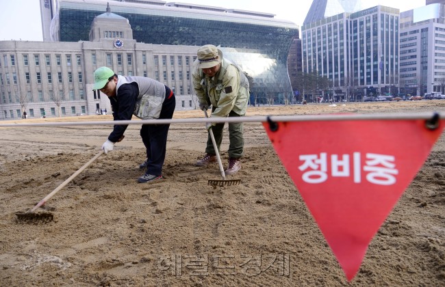 서울광장이 봄을 맞을 준비를 하고 있다. 12일 오전 서울광장에 관계자들이 잔디를 심기위한 평탄화작업을 하고 있다. 잔디는 14일에서 15일에 심어질 예정이다. 박해묵 기자/mook@heraldcorp.com
서울광장이 봄을 맞을 준비를 하고 있다. 12일 오전 서울광장에 관계자들이 잔디를 심기위한 평탄화작업을 하고 있다. 잔디는 14일에서 15일에 심어질 예정이다. 박해묵 기자/mook@heraldcorp.com
서울광장이 봄을 맞을 준비를 하고 있다. 12일 오전 서울광장에 관계자들이 잔디를 심기위한 평탄화작업을 하고 있다. 잔디는 14일에서 15일에 심어질 예정이다. 박해묵 기자/mook@heraldcorp.com