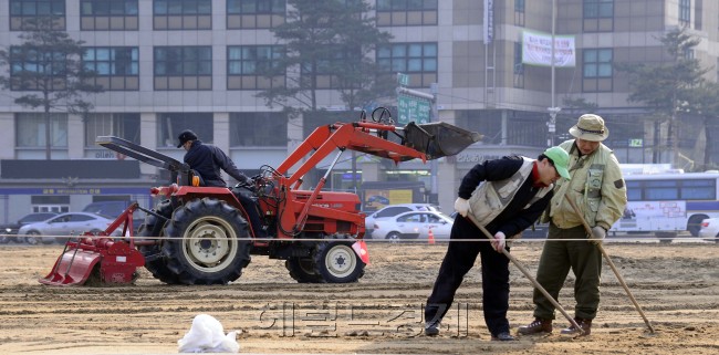 서울광장이 봄을 맞을 준비를 하고 있다. 12일 오전 서울광장에 관계자들이 잔디를 심기위한 평탄화작업을 하고 있다. 잔디는 14일에서 15일에 심어질 예정이다. 박해묵 기자/mook@heraldcorp.com
서울광장이 봄을 맞을 준비를 하고 있다. 12일 오전 서울광장에 관계자들이 잔디를 심기위한 평탄화작업을 하고 있다. 잔디는 14일에서 15일에 심어질 예정이다. 박해묵 기자/mook@heraldcorp.com
서울광장이 봄을 맞을 준비를 하고 있다. 12일 오전 서울광장에 관계자들이 잔디를 심기위한 평탄화작업을 하고 있다. 잔디는 14일에서 15일에 심어질 예정이다. 박해묵 기자/mook@heraldcorp.com