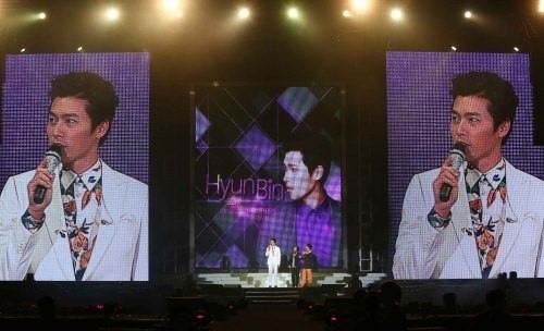 현빈(김태평/영화배우/탤런트)
톱배우 현빈(31)이 한류스타의 ‘여전한 인기’를 실감했다. 제대 후 처음으로 가진 대만 팬미팅에 3000여명의 인파가 밀려들었고, 이로 인해 벌어들인 수익은 그간의 공백기를 무색케 했다.