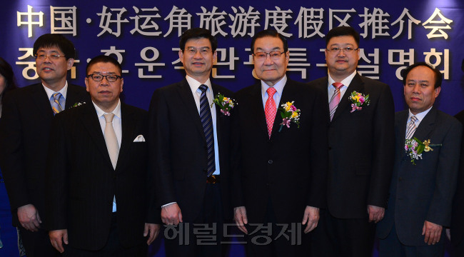 12일 오전 서울 소공동 롯데호텔 에메랄드룸에서 산동성 위해시 탠쯔잉 부시장(좌측으로 세번째), 한국친선협회 이세기회장(좌측으로부터 네번째), 김인수 한국관광협회중앙회 고문(좌측으로부터두번째)참석한가운데 중국호운각관광특구 설명회가 열렸다.<br />이상섭 기자. babtong@heraldcorp.com 2013.03.12
12일 오전 서울 소공동 롯데호텔 에메랄드룸에서 산동성 위해시 탠쯔잉 부시장(좌측으로 세번째), 한국친선협회 이세기회장(좌측으로부터 네번째), 김인수 한국관광협회중앙회 고문(좌측으로부터두번째)참석한가운데 중국호운각관광특구 설명회가 열렸다.
이상섭 기자. babtong@heraldcorp.com 2013.03.12
12일 오전 서울 소공동 롯데호텔 에메랄드룸에서 산동성 위해시 탠쯔잉 부시장(좌측으로 세번째), 한국친선협회 이세기회장(좌측으로부터 네번째), 김인수 한국관광협회중앙회 고문(좌측으로부터두번째)참석한가운데 중국호운각관광특구 설명회가 열렸다.
이상섭 기자. babtong@heraldcorp.com 2013.03.12