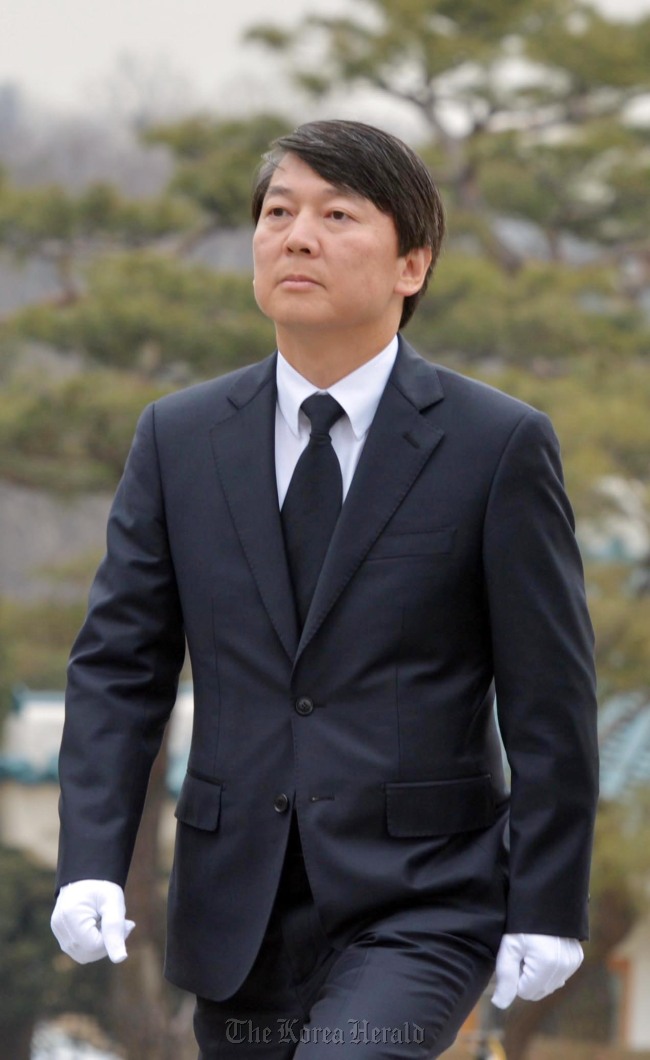 안철수 전 서울대 교수가  12일 오전 서울 동작구 국립서울현충원을 방문해 참배하고 있다.<br />김명섭 기자 msiron@heraldcorp.com