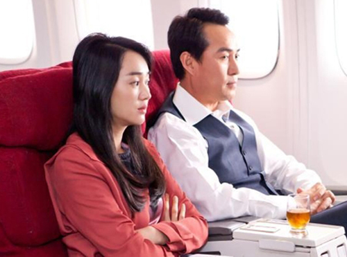 수애(좌측부터/박수애/영화배우/탤런트),정호빈(영화배우/탤런트)
요즘 안방극장 최고 화제작은 단연 SBS ‘야왕’과 ‘그 겨울 바람이 분다’다. 배신과 야망, 복수의 이야기가 매회 베일을 한 꺼풀씩 벗듯 긴장감을 고조시키며 펼쳐지는 극 형식에 시청자의 눈귀가 사로잡혔다. 그런데 두 드라마는 모두 원작을 스타작가가 개작했다.