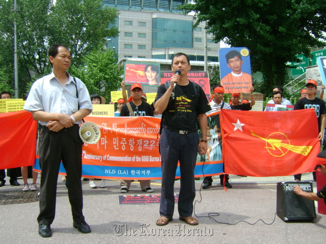 Nay Tun Naing speaking at a press conference in front of the Myanmar Embassy in Seoul.   Photo courtesy of Steven Borowiec