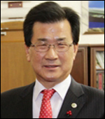 이시종(광역단체장/전국회의원)
이시종<사진> 충북지사는 12일 옥천군을 방문해 “옥천을 휴양·치유의 ‘힐링 1번지’, 대한민국 최고의 의료기기 산업의 중심지로 발전할 수 있도록 道가 적극 지원하겠다”고 밝혔다.