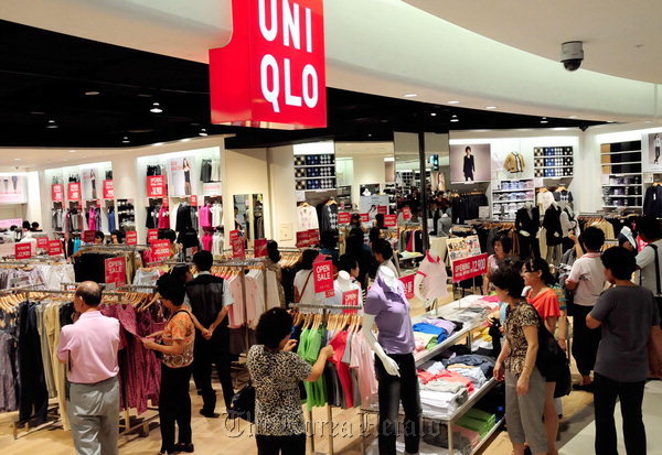 Customers browse at a Uniqlo branch in Seoul.   Yonhap News