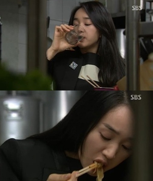 수애(박수애/영화배우/탤런트)
지난 11일 방송된 SBS 월화드라마 ‘야왕’에서 주다해(수애 분)는 주양헌(이재윤 분)이 운영하는 술집 주방에서 라면을 먹는 모습이 그려졌다