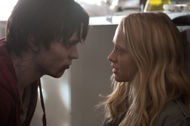 니콜라스홀트(좌측부터/NicholasHoult/영화배우),테레사팔머(TeresaPalmer/영화배우)
그동안 좀비는 짐승처럼 ‘으르릉’거리고 축 늘어진 채 걸어 다니며, 사람을 잡아먹는 공포의 존재로 알려져 왔다. 헌데 영화 ‘웜 바디스’는 좀비에 대한 사람들의 고정관념을 발칵 뒤집어 버렸다.