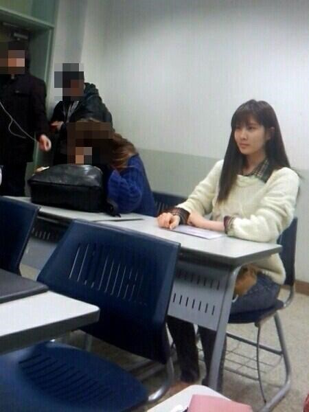 서현(서주현/가수/소녀시대)
소녀시대 서현이 대학 강의실에서 포착됐다.