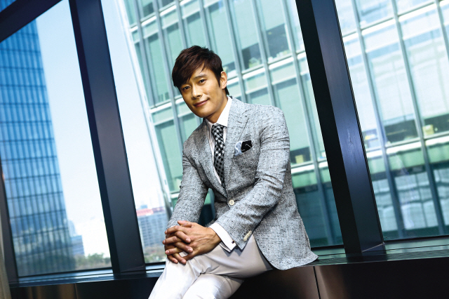 이병헌(영화배우/탤런트)
Actor Lee Byung-hun poses for a photo prior to a group interview with the local press in Seoul on Monday. (1st Look)
