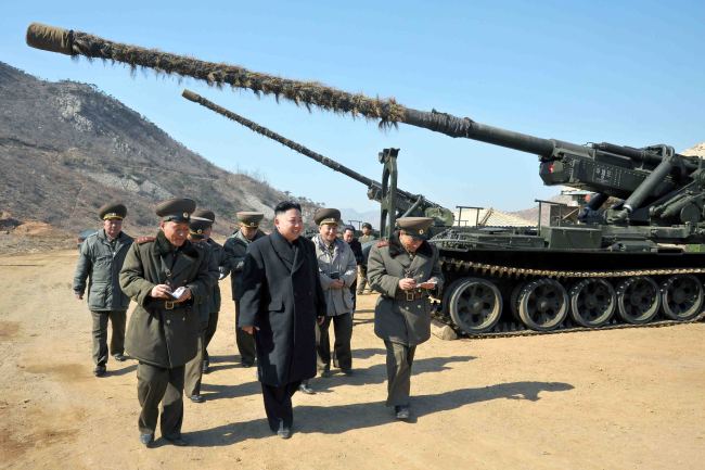North Korean leader Kim Jong-un visits Tuesday a long-range artillery unit, which is assigned to attack South Korea’s western border Baengnyeongdo Island should a war break out.   (Yonhap News)