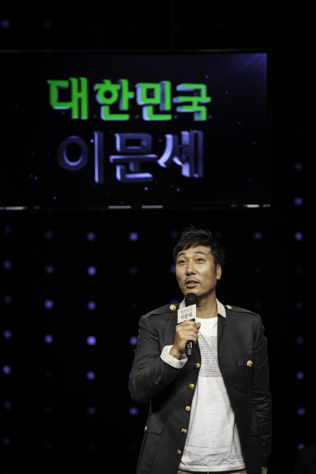 이문세(가수/방송인)
“관객이 많은 것이 최고의 공연이라고 생각하지 않아 큰 공연장을 가장 선호하지 않았던 가수가 바로 이문세인데, 이번에 5만석 규모 대규모 공연을 하게 되니 가장 큰 숙제가 한 사람의 관객도 소외되지 않게 하는 것이다. 산만하지 않고, 집중력 있게, 이문세가 갖고 있는 모습 그대로 과장되지 않게 2시간30분 동안 몰입하게 하는 것, 한마디로 ‘관객과의 싸움’이라고 생각한다.”