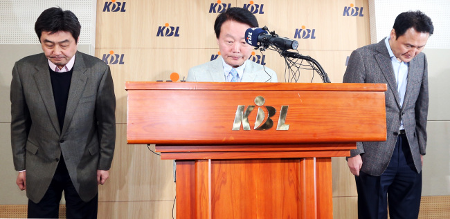 <YONHAP PHOTO-0809> '죄송합니다' (서울=연합뉴스) 박동주 기자 = 한선교 KBL 총재 및 간부들이 12일 오전 서울 강남구 KBL센터에서 열린 기자회견에서 최근 승부 조작 사태에 대한 사과의 뜻을 밝히고 있다. 한 총재는 "강동희 감독이 승부 조작 의혹과 관련해 구속된 사태에 대해 프로농구를 사랑해 주신 팬 여러분께 깊이 머리 숙여 사죄의 말씀을 올린다"고 말했다. 2013.3.12 pdj6635@yna.co.kr/2013-03-12 13:05:23/ <저작권자 ⓒ 1980-2013 ㈜연합뉴스. 무단 전재 재배포 금지.>
<YONHAP PHOTO-0809> '죄송합니다' (서울=연합뉴스) 박동주 기자 = 한선교 KBL 총재 및 간부들이 12일 오전 서울 강남구 KBL센터에서 열린 기자회견에서 최근 승부 조작 사태에 대한 사과의 뜻을 밝히고 있다. 한 총재는 "강동희 감독이 승부 조작 의혹과 관련해 구속된 사태에 대해 프로농구를 사랑해 주신 팬 여러분께 깊이 머리 숙여 사죄의 말씀을 올린다"고 말했다. 2013.3.12 pdj6635@yna.co.kr/2013-03-12 13:05:23/ <저작권자 ⓒ 1980-2013 ㈜연합뉴스. 무단 전재 재배포 금지.>
<YONHAP PHOTO-0809> '죄송합니다' (서울=연합뉴스) 박동주 기자 = 한선교 KBL 총재 및 간부들이 12일 오전 서울 강남구 KBL센터에서 열린 기자회견에서 최근 승부 조작 사태에 대한 사과의 뜻을 밝히고 있다. 한 총재는 "강동희 감독이 승부 조작 의혹과 관련해 구속된 사태에 대해 프로농구를 사랑해 주신 팬 여러분께 깊이 머리 숙여 사죄의 말씀을 올린다"고 말했다. 2013.3.12 pdj6635@yna.co.kr/2013-03-12 13:05:23/ <저작권자 ⓒ 1980-2013 ㈜연합뉴스. 무단 전재 재배포 금지.>