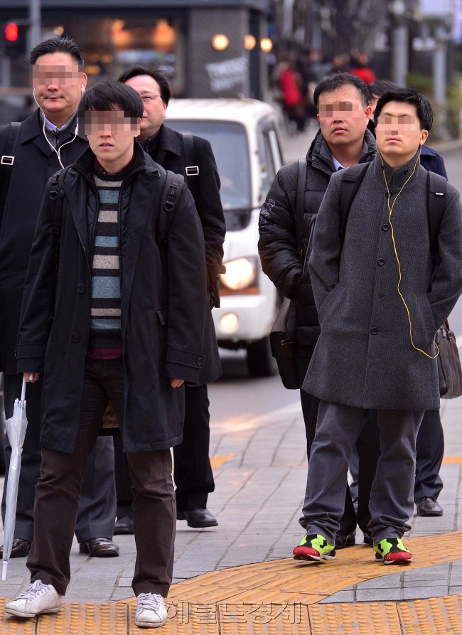 직장인들의 걷기 운동이 열풍인 가운데 13일 오전 광화문사거리에서 직장인들이 정장에 운동화를 신고 출근을 하고 있다.<br />이상섭 기자. babtong@heraldcorp.com 2013.03.13