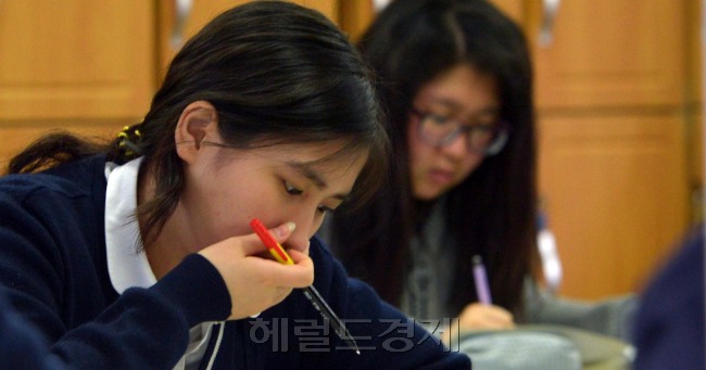 2013학년도 3월 고3 전국연합학력평가가 실시된 13일 오전 서울 종로구 풍문여고에서 학생들이 1교시 시험을 치루고 있다.<br />김명섭 기자 msiron@heraldcorp.com
2013학년도 3월 고3 전국연합학력평가가 실시된 13일 오전 서울 종로구 풍문여고에서 학생들이 1교시 시험을 치루고 있다.
김명섭 기자 msiron@heraldcorp.com