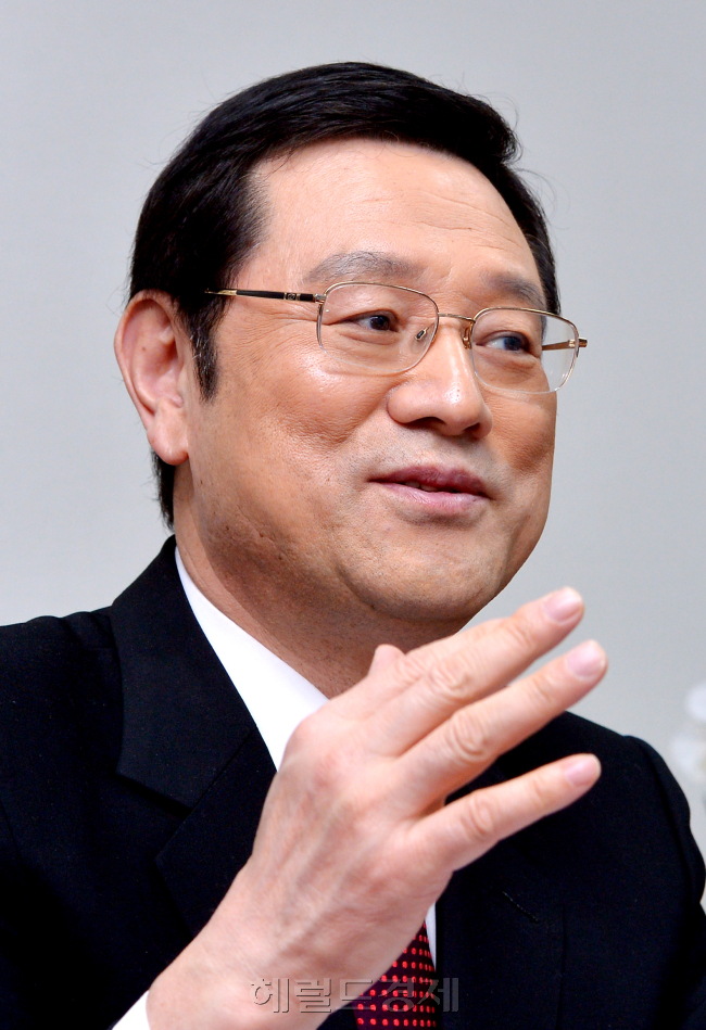 이용섭 민주당 당대표 출마. 박현구 기자phko@heraldcorp.com 2013.03.12
이용섭 민주당 당대표 출마. 박현구 기자phko@heraldcorp.com 2013.03.12
이용섭 민주당 당대표 출마. 박현구 기자phko@heraldcorp.com 2013.03.12