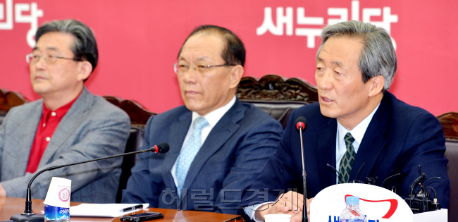 새누리당 황우여 대표가 13일 오전 여의도 당사에서 최고중진 연석회의를 열어 정부조직법 개정안 처리방안 등을 논의하고 있다. 박현구 기자phko@heraldcorp.com 2013.03.13
새누리당 황우여 대표가 13일 오전 여의도 당사에서 최고중진 연석회의를 열어 정부조직법 개정안 처리방안 등을 논의하고 있다. 박현구 기자phko@heraldcorp.com 2013.03.13
정부조직개편안 처리가 지연되면서 새누리당 내에서는 ‘직권상정’, ‘지도부 총사퇴’ 등 난상토론이 벌어졌다. 13일 열린 최고중진연석회의에서 정몽준 전 대표가 “지도부 책임”을 거론하자, 이한구 원내대표가 다른 곳을 쳐다보고 있다. 정 전 대표는 이 원내대표에게 경청해달라고 항의하기도 했다.  박현구 기자/phko@heraldcorp.com