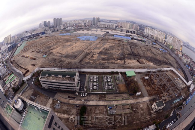 용산국제업무지구개발사업이 만기 시한이 다가온 자산담보부기업어음 이자를 갚지 못해 최종부도 처리된 가운데 13일 오전 용산국제업무지구예정부지가 흐린날씨로 인해 더욱 무거워보인다. 박해묵 기자/mook@heraldcorp.com