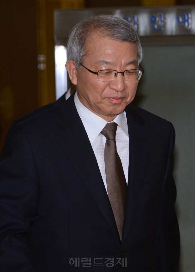 13일 오전 서울 태평로 한국프레스센터에서 양승태 대법원장이 한국신문방송평집인협회 토론회에 참석하여 토론자의 질문에 답변을 하고 있다. 현직 대법원장이 토론회에 참석한 것을 언론사법 사상 처음이다.<br />이상섭 기자. babtong@heraldcorp.com 2013.03.13
13일 오전 서울 태평로 한국프레스센터에서 양승태 대법원장이 한국신문방송평집인협회 토론회에 참석하여 토론자의 질문에 답변을 하고 있다. 현직 대법원장이 토론회에 참석한 것을 언론사법 사상 처음이다.
이상섭 기자. babtong@heraldcorp.com 2013.03.13