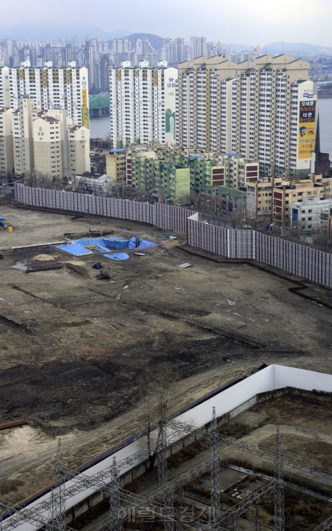 용산국제업무지구개발사업이 만기 시한이 다가온 자산담보부기업어음 이자를 갚지 못해 최종부도 처리된 가운데 13일 오전 용산국제업무지구예정부지가 흐린날씨로 인해 더욱 무거워보인다. 박해묵 기자/mook@heraldcorp.com
The Yongsan development district in central Seoul.   Park Hae-mook/The Korea Herald