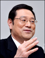 이용섭(국회의원)
오는 5월 4일 열리는 민주통합당 전당대회에 당대표 출마를 선언한 이용섭<사진> 의원은 인터뷰 시간 내내 ‘혁신’과 ‘변화’라는 단어를 여러 차례 반복했다. 민주당 안팎에선 친노ㆍ주류의 지지를 받던 김부겸 전 최고위원의 불출마 선언으로, 비주류의 지지를 받는 김한길 의원의 당대표 당선 가능성이 높다는 분석이 많다.