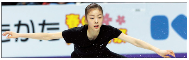 김연아(스케이트선수)
‘피겨 여왕’ 김연아(23·사진)가 돌아왔다. 2013 세계선수권대회에 출전한 김연아는 11일(현지시간) 캐나다 온타리오주 런던 버드와이저 가든스 빙상장에서 진행된 대회 첫 공식 연습에서 프리스케이팅 ’레미제라블’의 선율에 맞춰 트리플 러츠-트리플 토룹 콤비네이션 점프를 완벽하게 소화했다. 트리플 플립도 정확하고 깔끔했다