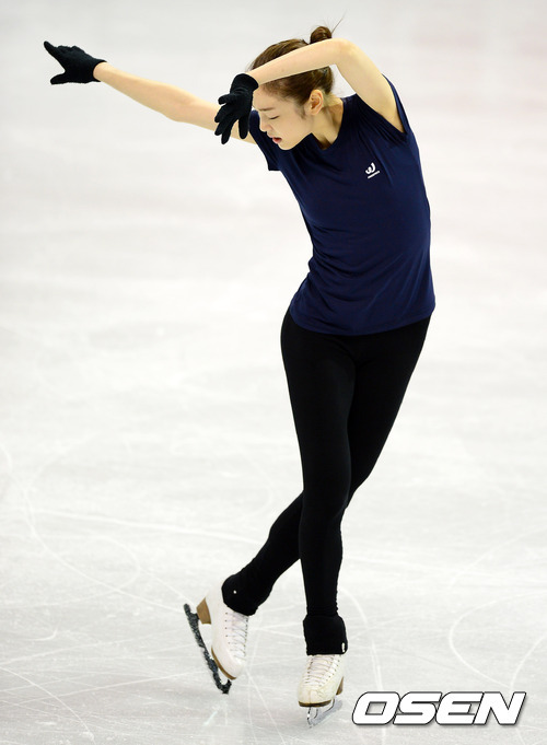김연아(스케이트선수)
김연아는 12일(현지시간) 캐나다 온타리오주 런던의 버드와이저 가든스에서 이틀째 공식 연습을 완벽하게 소화한 뒤 취재진과 가진 인터뷰에서 “복귀를 결정하면서 부담을 덜고 가벼운 마음으로 선수 생활을 하자고 다짐했다”면서 “하지만 저도 인간이라 잘하고 싶고 이기고 싶은 욕심이 생긴다”고 밝혔다.