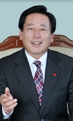 조억동(기초단체장/경기도광주시시장)
광주시(시장 조억동·사진)는 13일 공무원, 주민, 기업체, 학교, 민간단체 등 3800여명이 참여한 가운데 ‘새봄맞이 국토대청결 일제대청소’를 대대적으로 실시했다고 밝혔다.