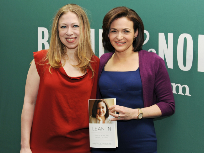 Sheryl Sandberg (right), chief operating officer of Facebook Inc., and Chelsea Clinton, daughter of former U.S. President Bill Clinton, pose for photographs with Sandberg’s new book “Lean In” at a Barnes & Noble Inc. store in New York on Tuesday.   Bloomberg
