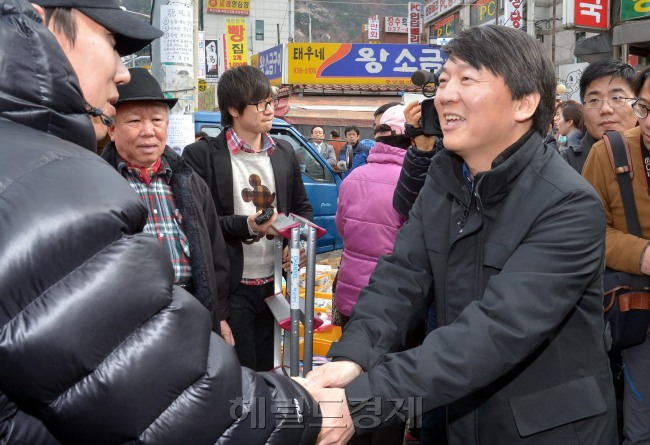 4.24 재보선 노원병 지역에 출마한 안철수 전 서울대 교수가 13일 오전 대리인을 통해 예비후보 등록을 마친 뒤 첫 공식 일정으로 서울 노원구 상계3동을 찾아 주민들과 인삿말을 나누고 있다. 박현구 기자phko@heraldcorp.com 2013.03.13