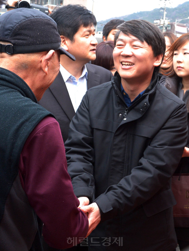 4.24 재보선 노원병 지역에 출마한 안철수 전 서울대 교수가 13일 오전 대리인을 통해 예비후보 등록을 마친 뒤 첫 공식 일정으로 서울 노원구 상계3동을 찾아 주민들과 인삿말을 나누고 있다. 박현구 기자phko@heraldcorp.com 2013.03.13
