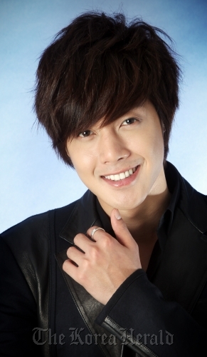 김현중(가수/탤런트/SS501)
Japanese fans of pop idol singer Kim Hyun-joong, from K-pop group SS501, donated approximately $11,000 to the “Kim Hyun-joong Scholarship Fund” through the Beautiful Foundation.