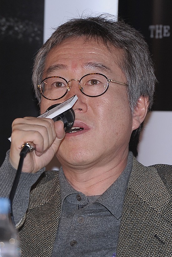 안판석(PD/영화감독)
안판석 감독은 13일 오후 2시 서울 메가박스 동대문점에서 진행된 종합편성채널 JTBC 주말드라마 ‘세계의 끝’(극본 박혜련, 연출 안판석)의 제작발표회에서 “대도시에 침투한 바이러스에 대응해나가는 인간들의 사투가 전체적인 줄거리다”고 말문을 열었다.