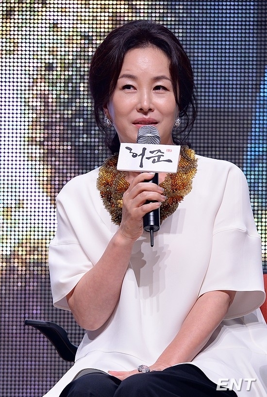 김미숙(탤런트/영화배우)
배우 김미숙이 극중 자신의 역할에 대해 악역이 아니라고 전했다.
김미숙은 3월 13일 오후 경남 진주시 경남과학기술대학교에서 열린 MBC 특별기획드라마 ‘구암 허준’(극본 최완규, 연출 김근홍 권성창) 제작발표회에 참석했다.