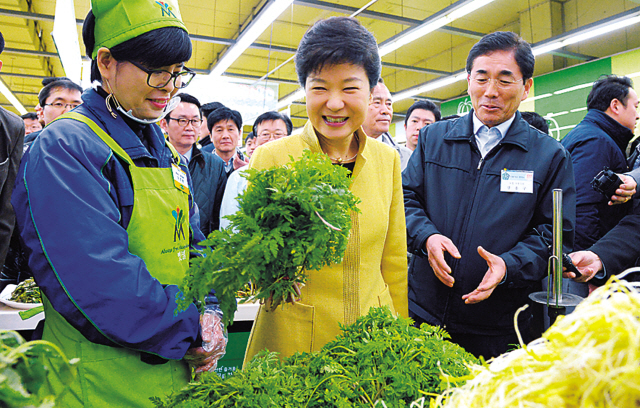 President Park Geun-hye visits an agricultural market run by the National Agricultural Cooperative Federation in southern Seoul on Thursday. (Chung Hee-cho/The Korea Herald)