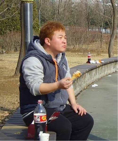 허각(가수)
가수 허각이 친근한 ‘동네 형’ 같은 모습으로 웃음을 자아냈다.