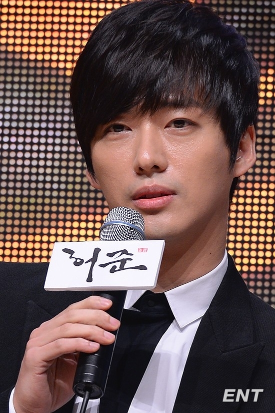 남궁민(탤런트/영화배우)
한편 오는 18일 오후 8시 50분 방송 예정인 ‘구암 허준’은 1999년 방송된 ‘허준’을 리메이크한 작품으로, 숭고한 인간애와 불멸의 업적으로 길이 추앙받고 있는 ‘동의보감(東醫寶鑑)’의 저자 허준의 드라마틱한 인생과 동양의학의 세계를 담고 있다.