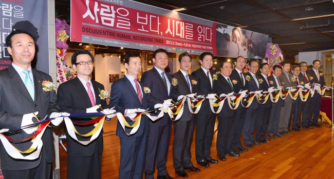 제49회 한국보도사진전 <사람을 보다, 시대를 읽다> 개막식이 13일 오전 서울 세종문화회관에서 열려 참석자들이 개막테이프를 자르고 있다. 왼쪽부터 이두진 아시아나항공 상무, 우메바야시 후지오 니콘이미징코리아 사장, 강동환 캐논코리아 컨뮤머이미징 대표이사, 박문홍 한국편집기자협회장, 박종률 한국기자협회장, 기동민 서울시 정무부시장, 문희상 민주통합당 비상대책위원장, 김정근 한국사진기자협회장, 황우여 새누리당 대표, 이남기 청와대 홍보수석, 이운안 한국보도사진가협회장, 이중우 한국방송카메라기자협회장, 이병훈 영상자료원장, 이기광 대한항공 상무, 최상화 청와대 춘추관장/사진공동취재단
제49회 한국보도사진전 <사람을 보다, 시대를 읽다> 개막식이 13일 오전 서울 세종문화회관에서 열려 참석자들이 개막테이프를 자르고 있다. 왼쪽부터 이두진 아시아나항공 상무, 우메바야시 후지오 니콘이미징코리아 사장, 강동환 캐논코리아 컨뮤머이미징 대표이사, 박문홍 한국편집기자협회장, 박종률 한국기자협회장, 기동민 서울시 정무부시장, 문희상 민주통합당 비상대책위원장, 김정근 한국사진기자협회장, 황우여 새누리당 대표, 이남기 청와대 홍보수석, 이운안 한국보도사진가협회장, 이중우 한국방송카메라기자협회장, 이병훈 영상자료원장, 이기광 대한항공 상무, 최상화 청와대 춘추관장/사진공동취재단
제49회 한국보도사진전 <사람을 보다, 시대를 읽다> 개막식이 13일 오전 서울 세종문화회관에서 열려 참석자들이 개막테이프를 자르고 있다. 왼쪽부터 이두진 아시아나항공 상무, 우메바야시 후지오 니콘이미징코리아 사장, 강동환 캐논코리아 컨뮤머이미징 대표이사, 박문홍 한국편집기자협회장, 박종률 한국기자협회장, 기동민 서울시 정무부시장, 문희상 민주통합당 비상대책위원장, 김정근 한국사진기자협회장, 황우여 새누리당 대표, 이남기 청와대 홍보수석, 이운안 한국보도사진가협회장, 이중우 한국방송카메라기자협회장, 이병훈 영상자료원장, 이기광 대한항공 상무, 최상화 청와대 춘추관장/사진공동취재단